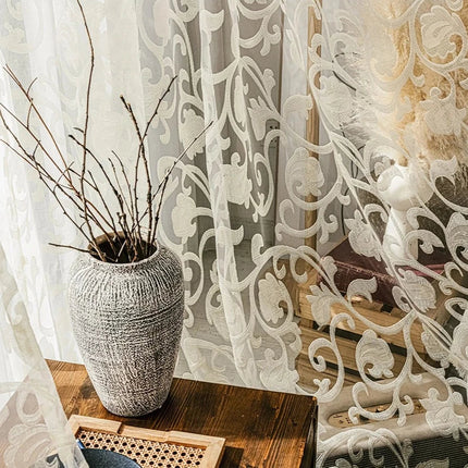 Záclona s elegantním vyšívaným květinovým vzorem