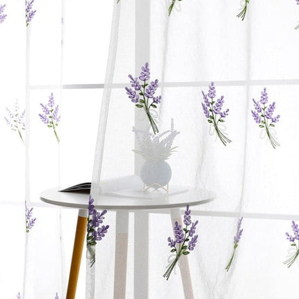 Voálová záclona s výšivkou levandule