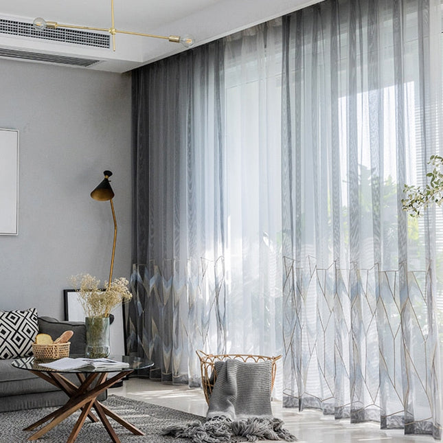 Moderní záclona s geometrickou výšivkou