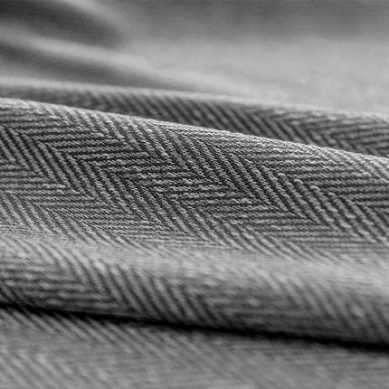 Tmavě šedý závěs se vzorem rybí kosti