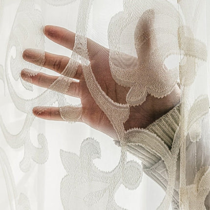 Záclona s elegantním vyšívaným květinovým vzorem