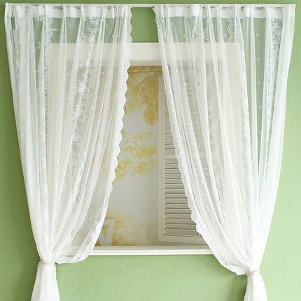 Bílá záclona s květinovou krajkou