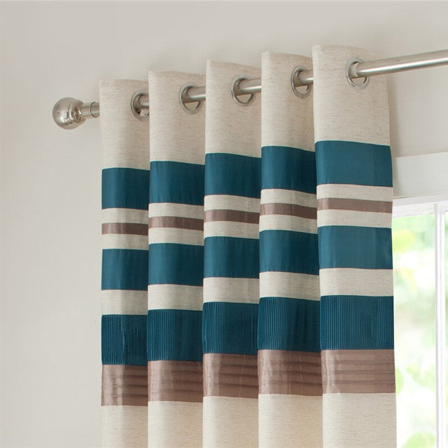 Pruhovaný závěs s kovovými kroužky