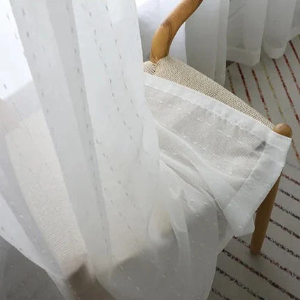 Záclona s jemným vyšívaným tečkovaným vzorem