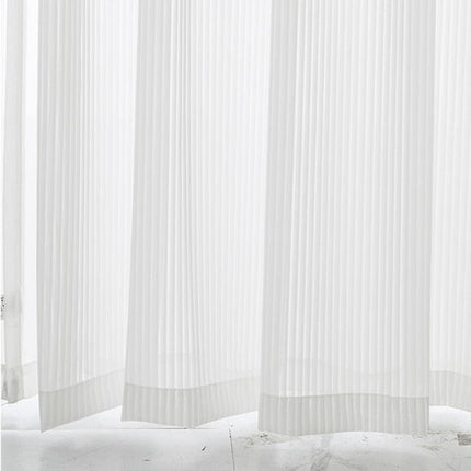 Bílá záclona se svislými pruhy