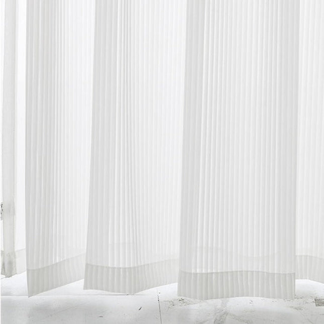 Bílá záclona se svislými pruhy