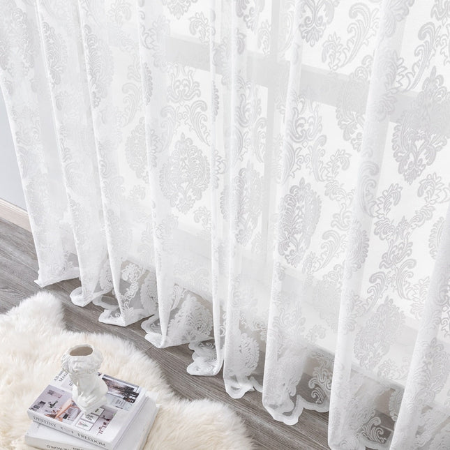 Průsvitná záclona s damaškovým vzorem