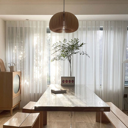 Bílá záclona se svislými pruhy