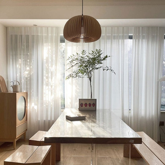 Bílá záclona se svislými pruhy