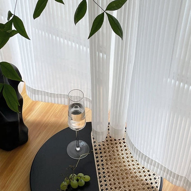 Bílá záclona se svislými pruhy