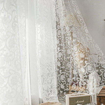 Záclona s elegantním vyšívaným květinovým vzorem