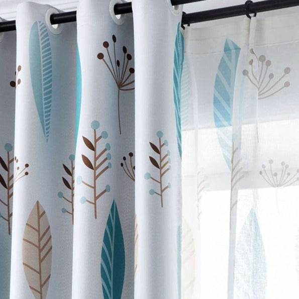 Voálová záclona s modrými pírky