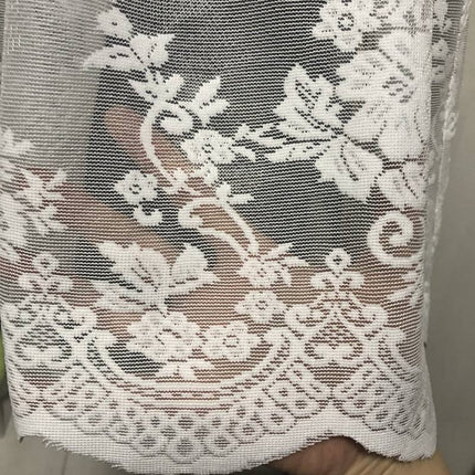 Bílá žakárová záclona s květinovým vzorem