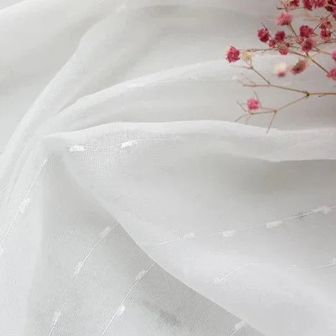 Záclona s jemným vyšívaným tečkovaným vzorem