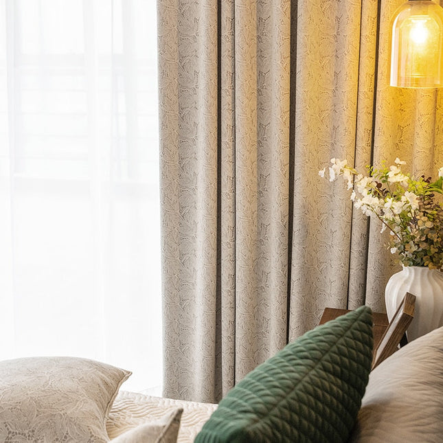 Krémově bílý zatemňovací závěs s damaškem