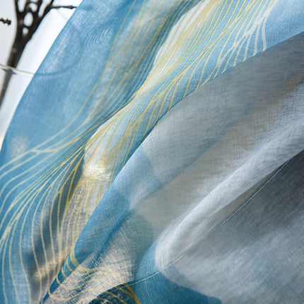 Modrá záclona se zlatým abstraktním vzorem