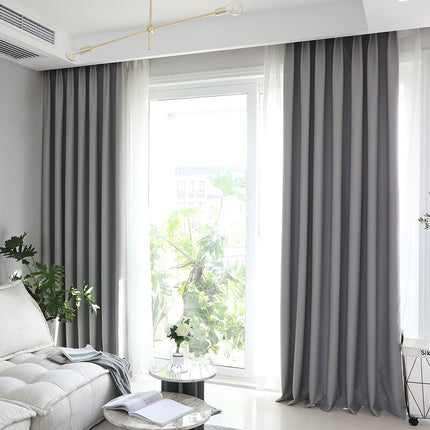 Šedý zatemňovací závěs do obývacího pokoje