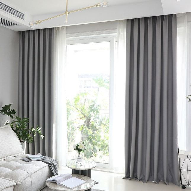 Šedý zatemňovací závěs do obývacího pokoje