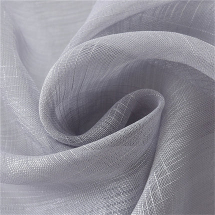 Bílá záclona s jemným kostkovaným vzorem