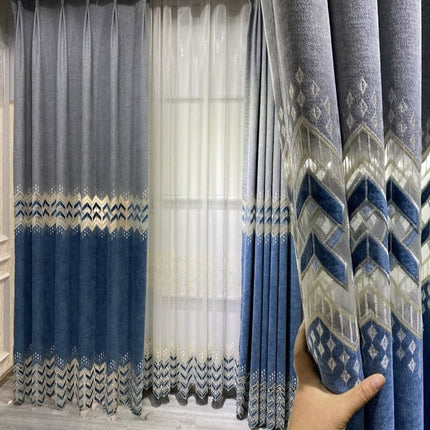 Záclona s vyšívaným geometrickým lemem