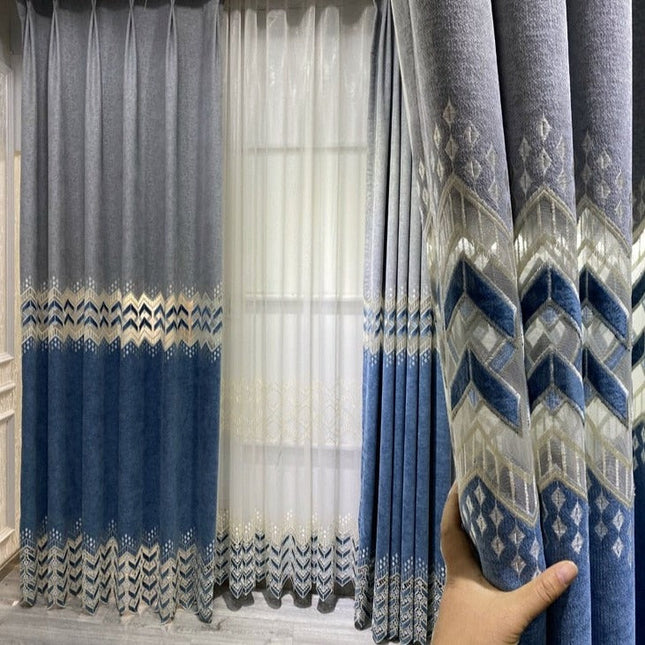 Záclona s vyšívaným geometrickým lemem