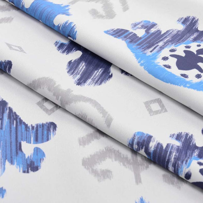 Dekorační závěs s modrým ornamentem