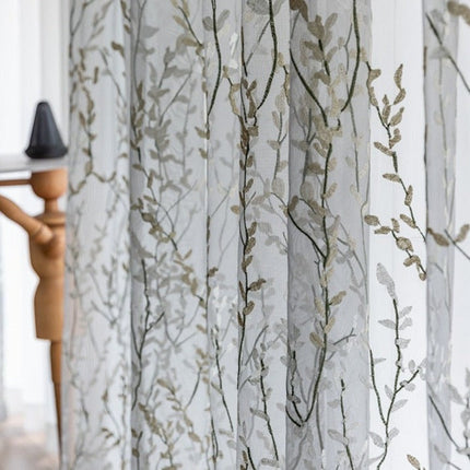 Záclona s výšivkou jemných větviček