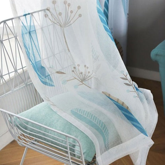 Voálová záclona s modrými pírky