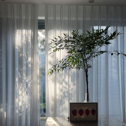 Bílá záclona se svislými pruhy