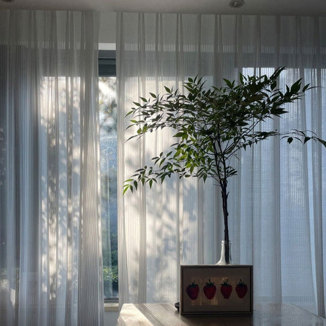 Bílá záclona se svislými pruhy