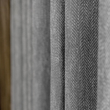 Tmavě šedý závěs se vzorem rybí kosti