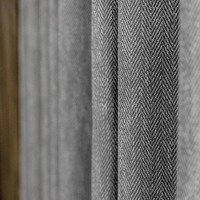 Tmavě šedý závěs se vzorem rybí kosti