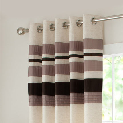 Pruhovaný závěs s kovovými kroužky