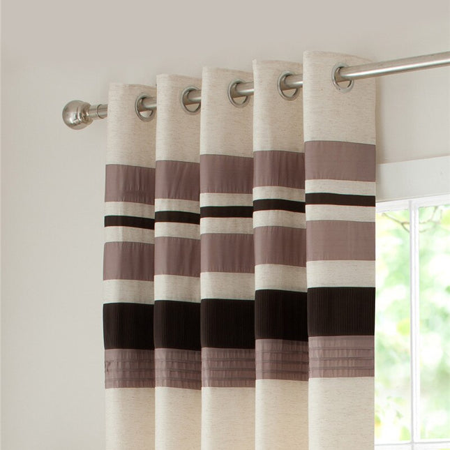 Pruhovaný závěs s kovovými kroužky