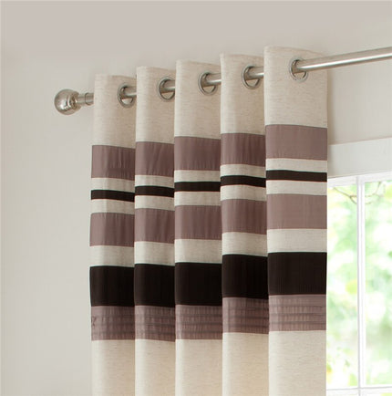 Pruhovaný závěs s kovovými kroužky