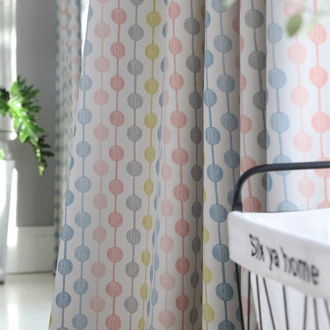 Dětský růžový závěs s barevnými puntíky