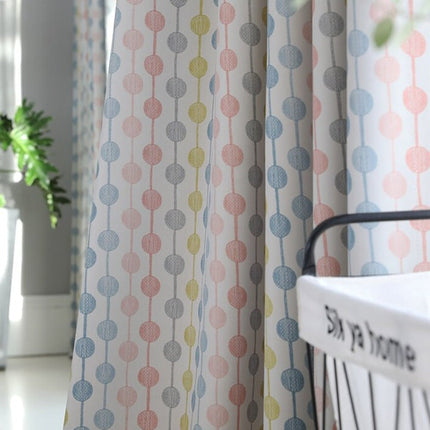 Dětský růžový závěs s barevnými puntíky