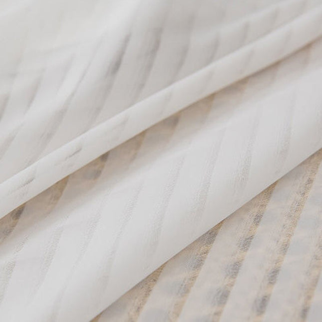 Bílý poloprůsvitný závěs na suchý zip