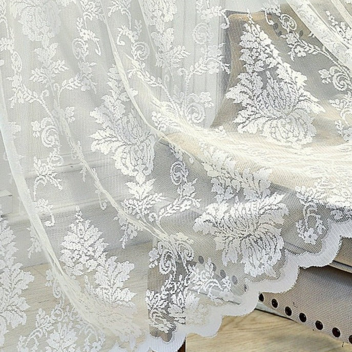 Krajková záclona s květinovým vzorem