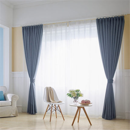 Jednoduchá bílá voálová záclona do obýváku