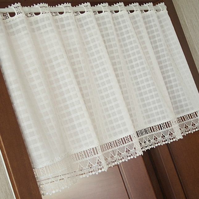 Bílá voálová záclona s krajkou