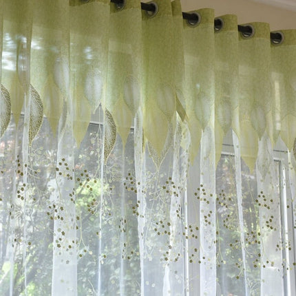 Průsvitná záclona se zelenými listy