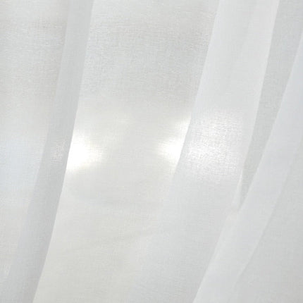 Jednoduchá bílá voálová záclona do obýváku