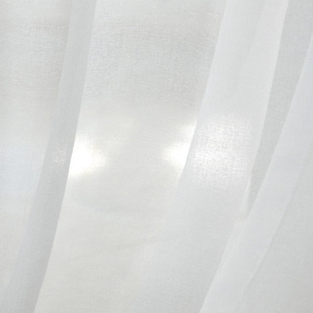 Jednoduchá bílá voálová záclona do obýváku