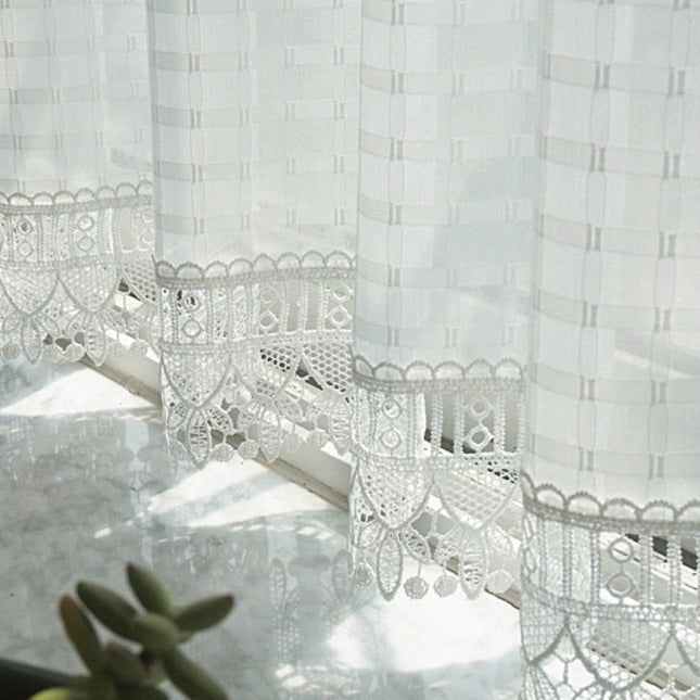 Bílá voálová záclona s krajkou