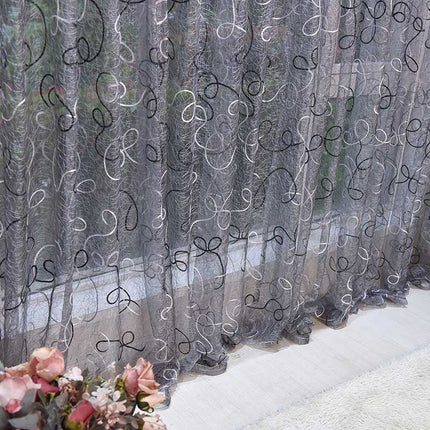 Šedá záclona s abstraktní výšivkou