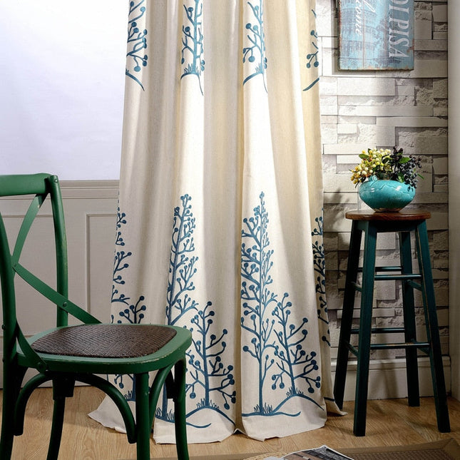 Zatemňovací závěs s modrou výšivkou