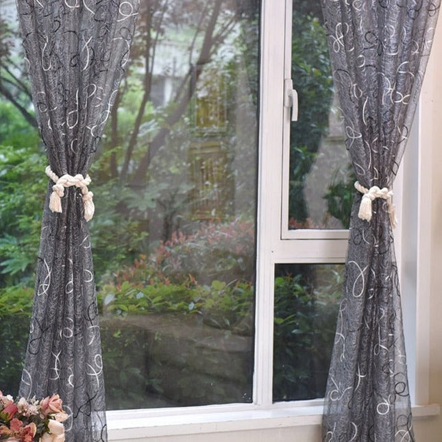 Šedá záclona s abstraktní výšivkou