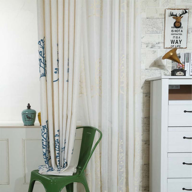 Zatemňovací závěs s modrou výšivkou