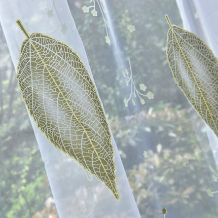 Průsvitná záclona se zelenými listy